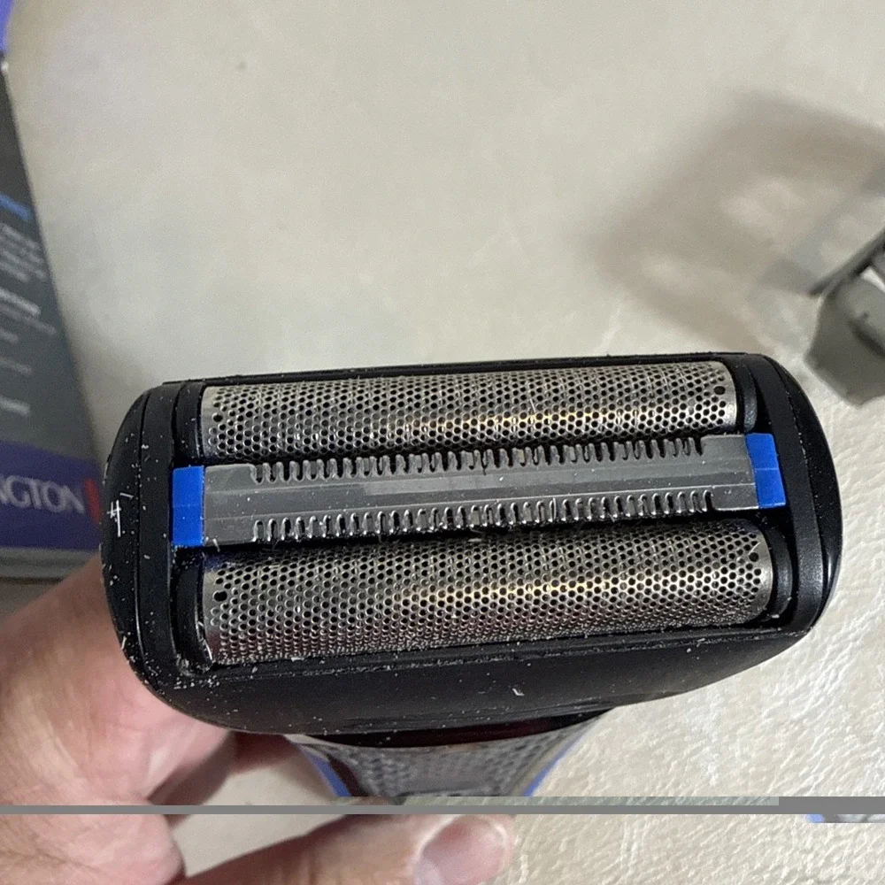 Remington F4 Cordless Rechargeable Working Shaver Blue/Black. No Charging Cord